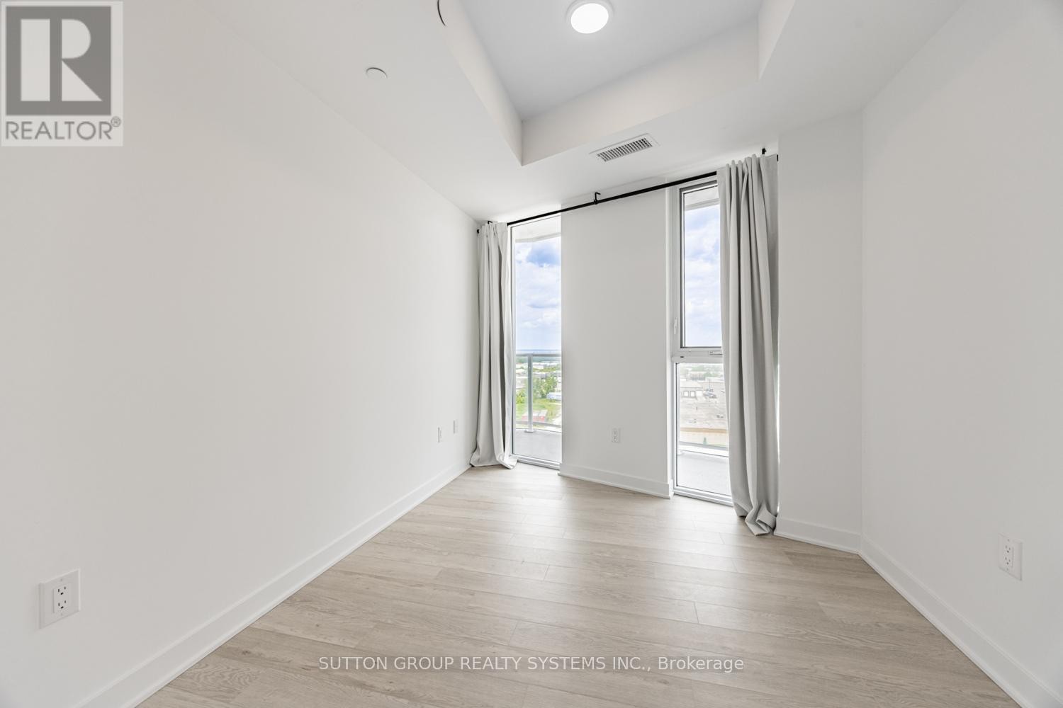 












916 - 2782 BARTON STREET E

,
Hamilton (Riverdale),




Ontario
L8J2J8

