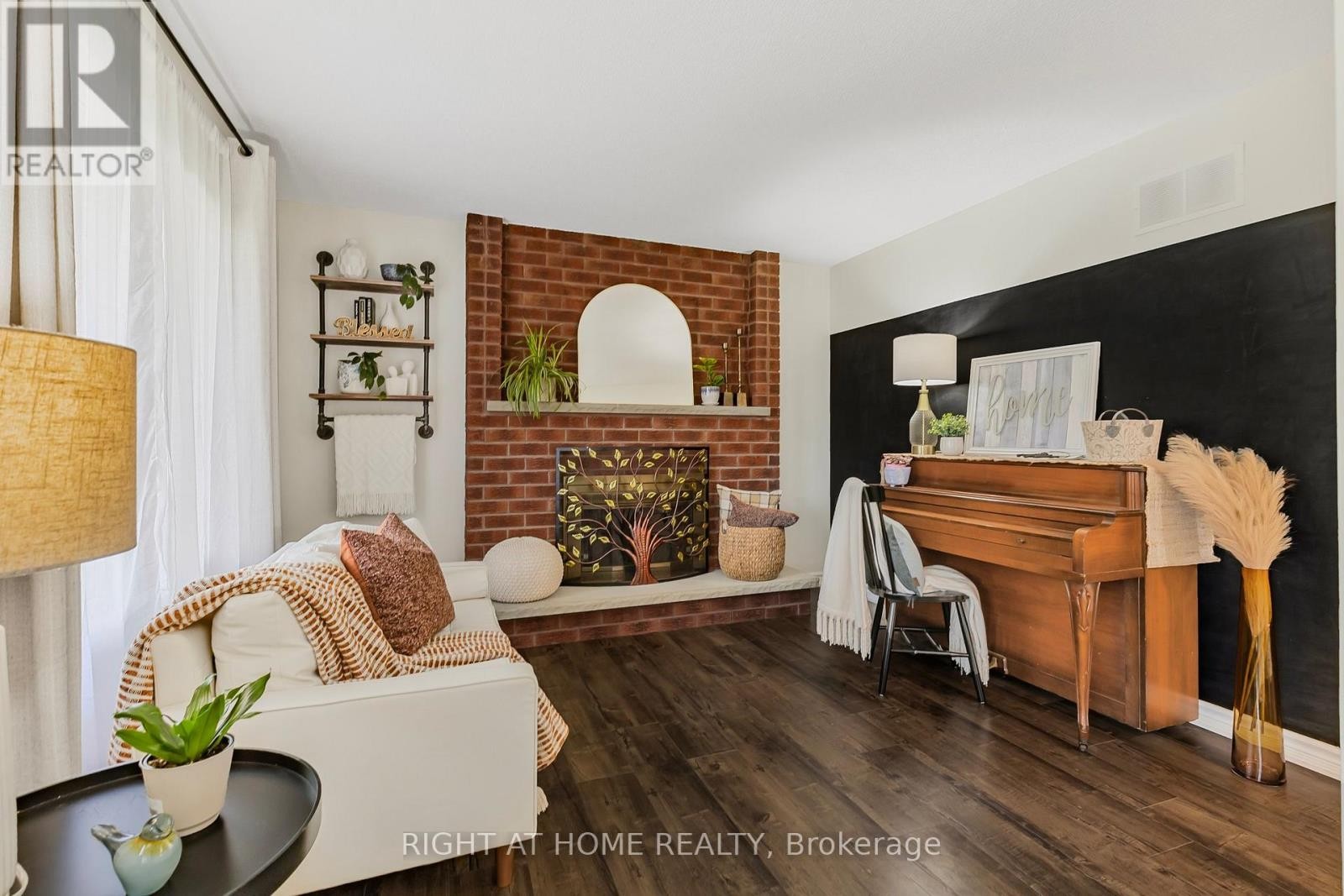 












5 MADILL DRIVE

,
Mono,




Ontario
L9W6G3

