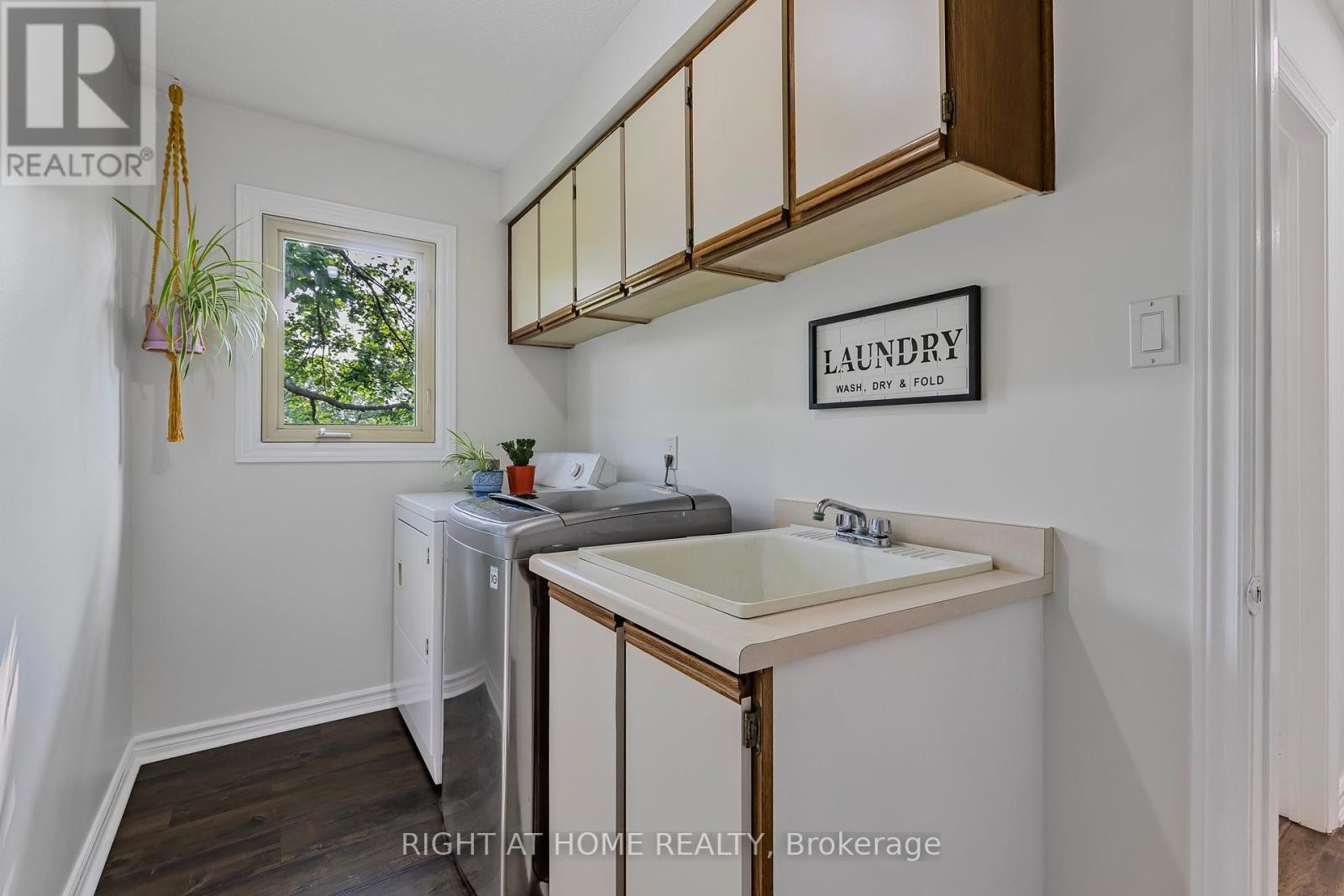 












5 MADILL DRIVE

,
Mono,




Ontario
L9W6G3

