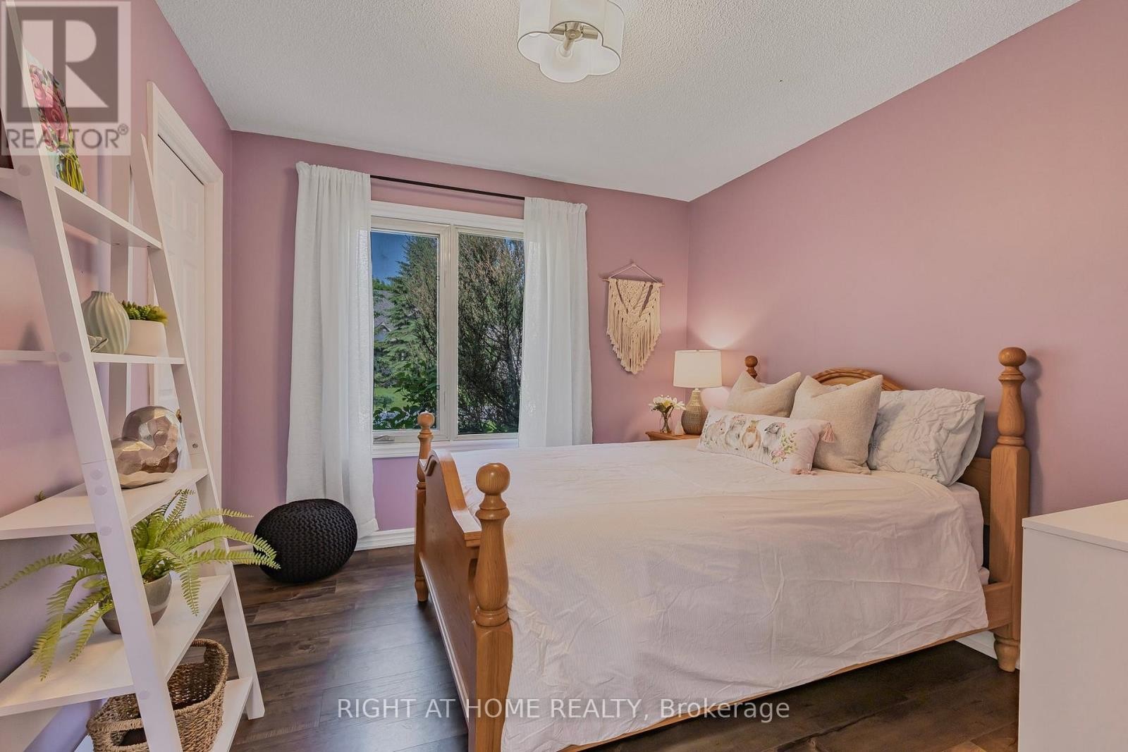 












5 MADILL DRIVE

,
Mono,




Ontario
L9W6G3

