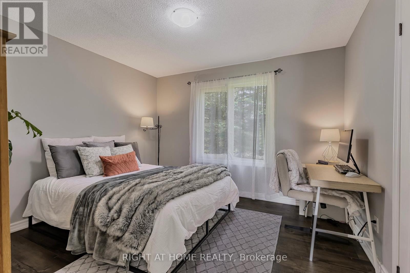 












5 MADILL DRIVE

,
Mono,




Ontario
L9W6G3

