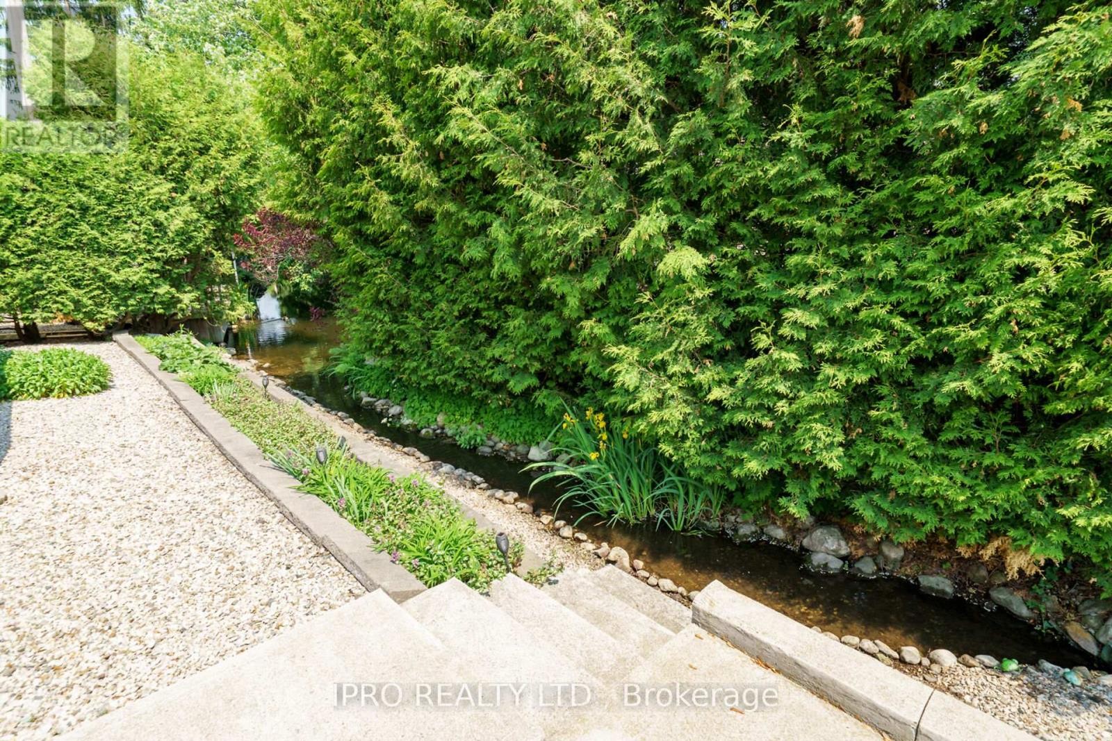 












2 GOLDEN POND ROAD PVT ROAD

,
Puslinch,




Ontario
N0B2J0

