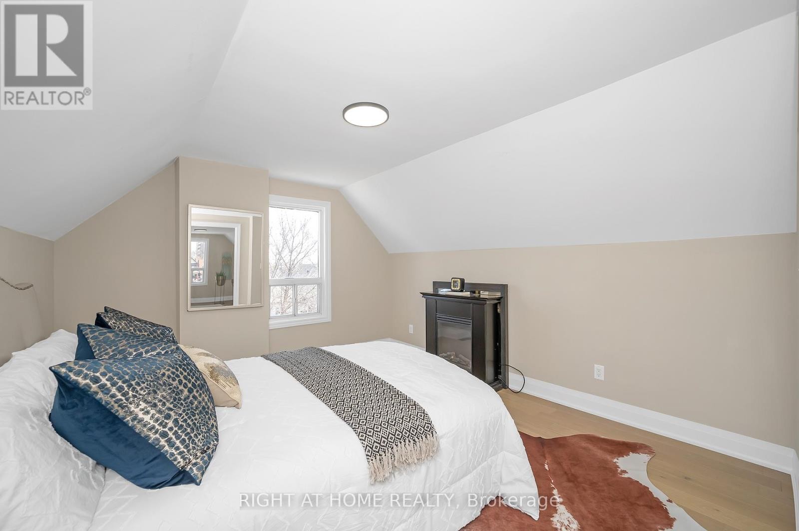 












98 BIRCH AVENUE

,
Hamilton (Gibson),




Ontario
L8L6H7

