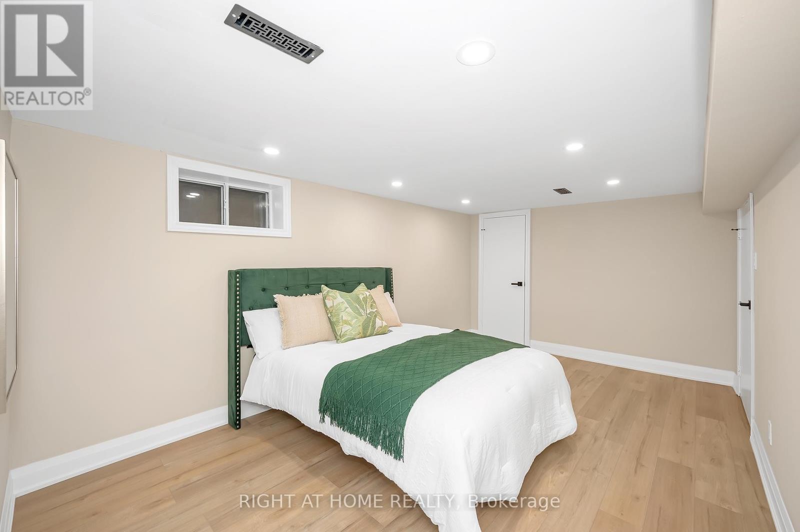 












98 BIRCH AVENUE

,
Hamilton (Gibson),




Ontario
L8L6H7

