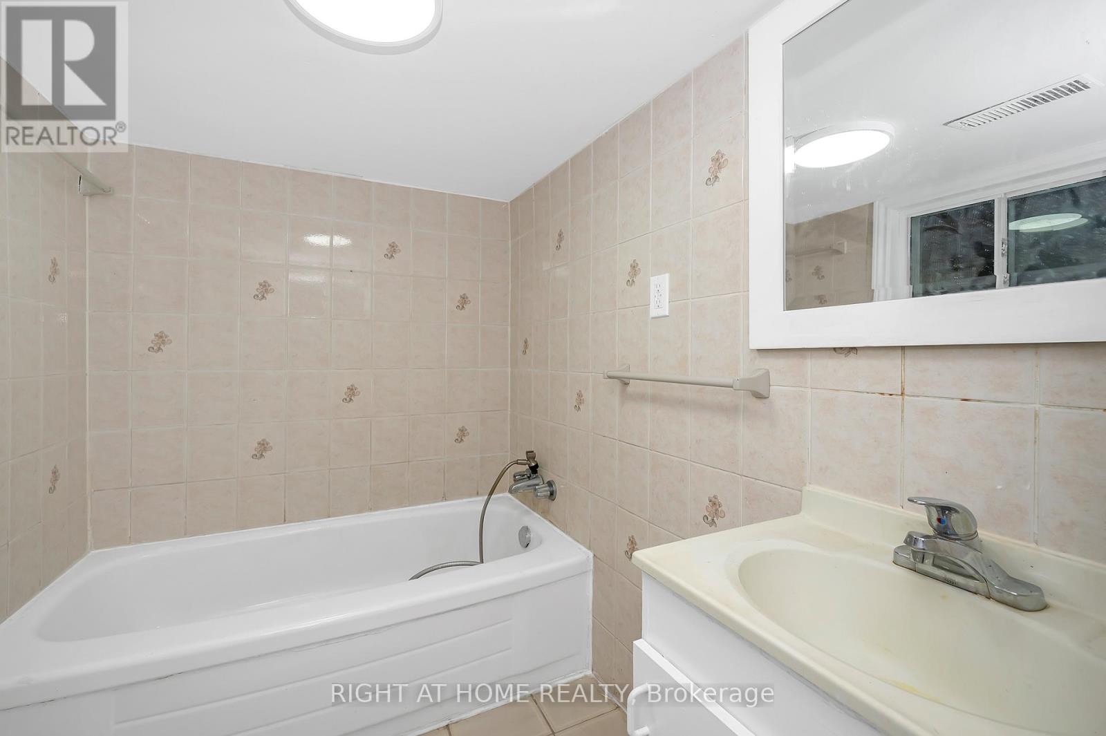 












98 BIRCH AVENUE

,
Hamilton (Gibson),




Ontario
L8L6H7


