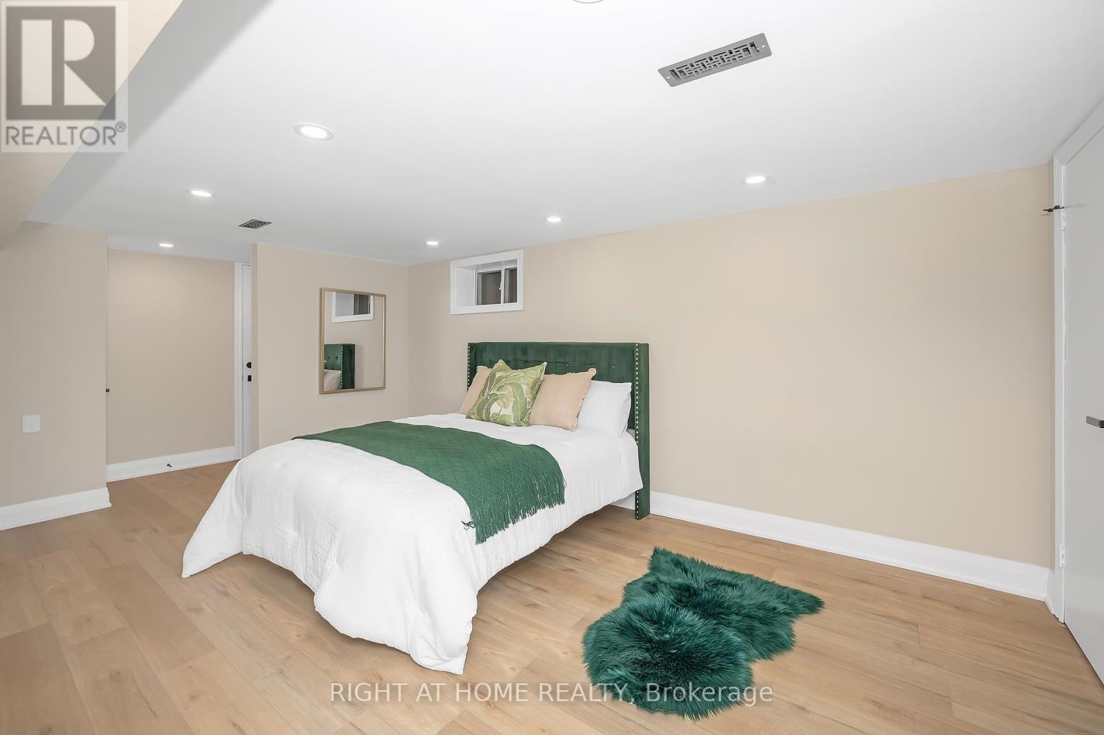 












98 BIRCH AVENUE

,
Hamilton (Gibson),




Ontario
L8L6H7

