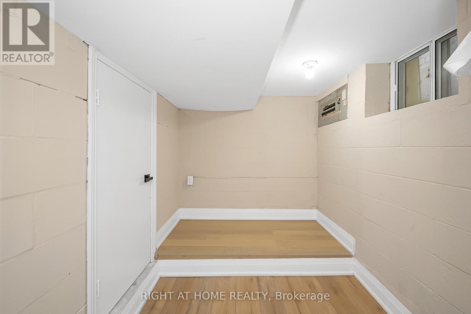 












98 BIRCH AVENUE

,
Hamilton (Gibson),




Ontario
L8L6H7

