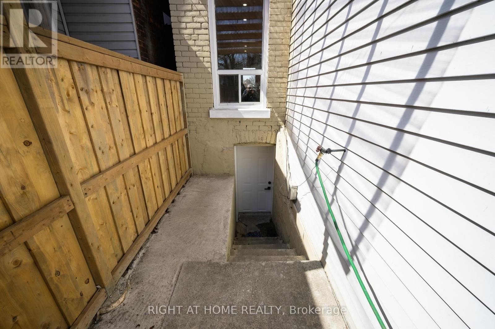 












98 BIRCH AVENUE

,
Hamilton (Gibson),




Ontario
L8L6H7

