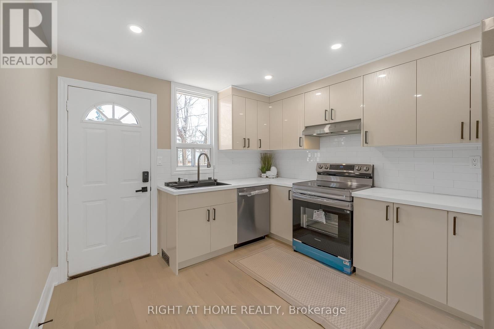 












98 BIRCH AVENUE

,
Hamilton (Gibson),




Ontario
L8L6H7

