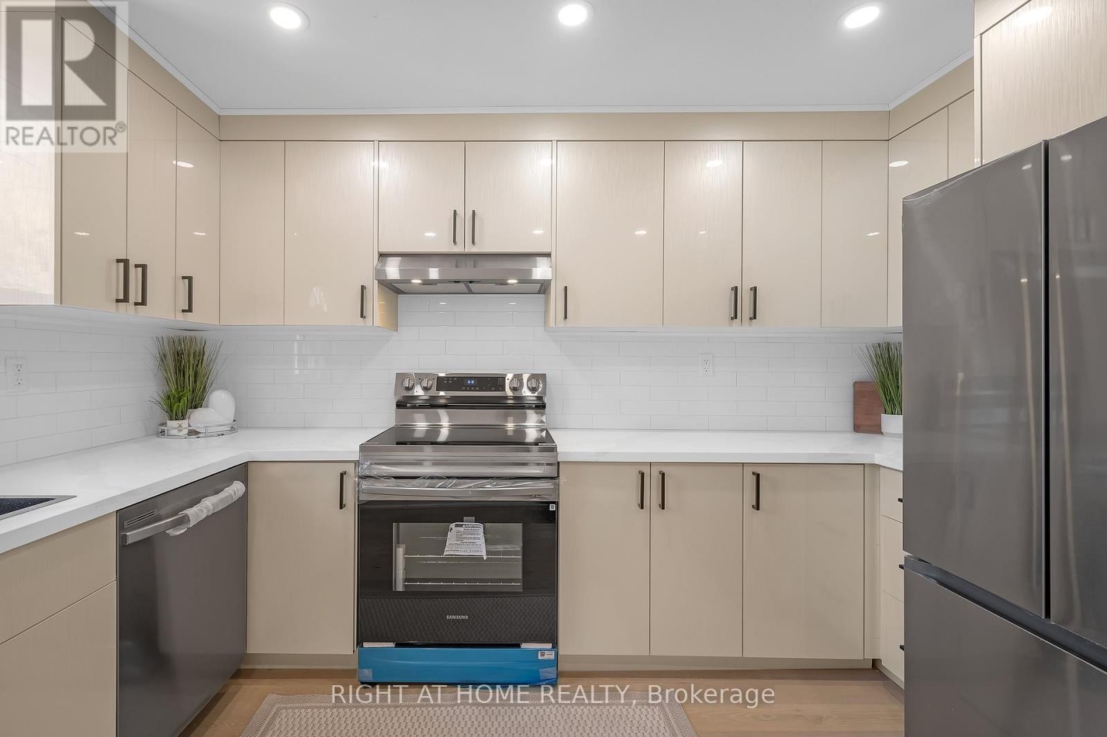 












98 BIRCH AVENUE

,
Hamilton (Gibson),




Ontario
L8L6H7

