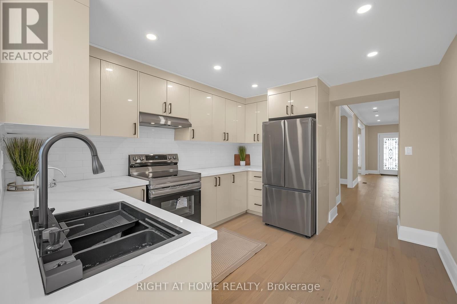 












98 BIRCH AVENUE

,
Hamilton (Gibson),




Ontario
L8L6H7

