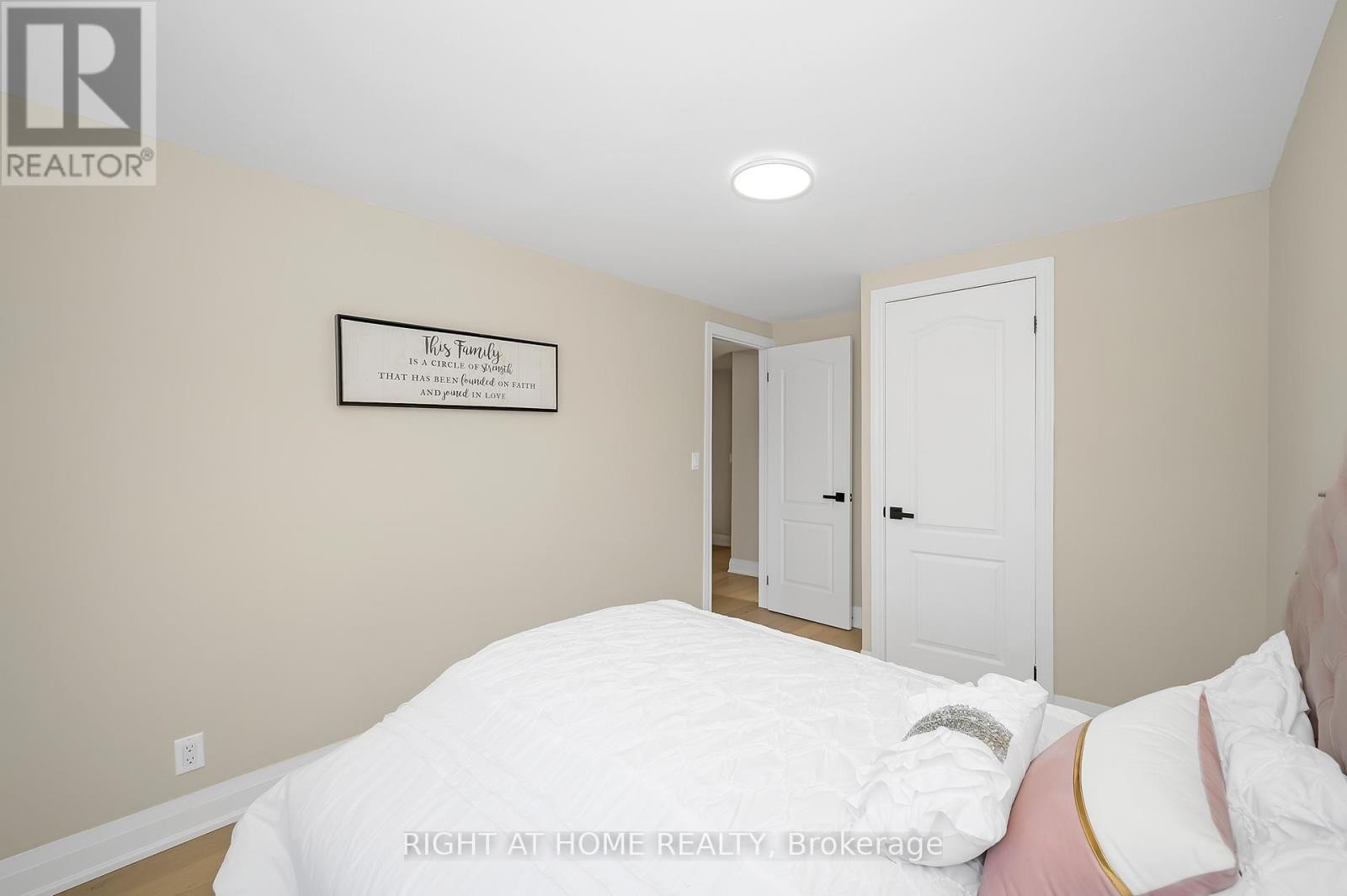












98 BIRCH AVENUE

,
Hamilton (Gibson),




Ontario
L8L6H7

