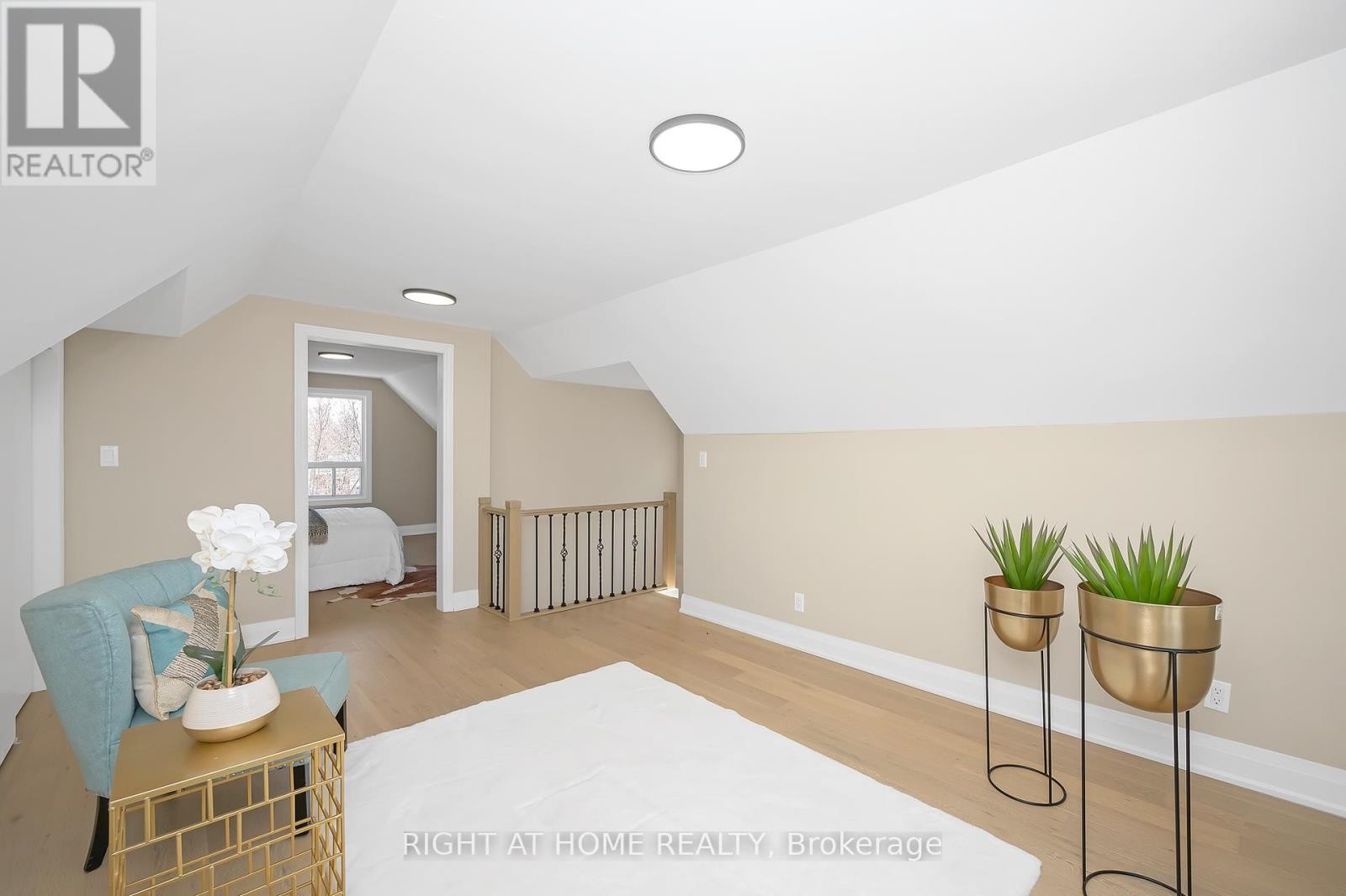












98 BIRCH AVENUE

,
Hamilton (Gibson),




Ontario
L8L6H7

