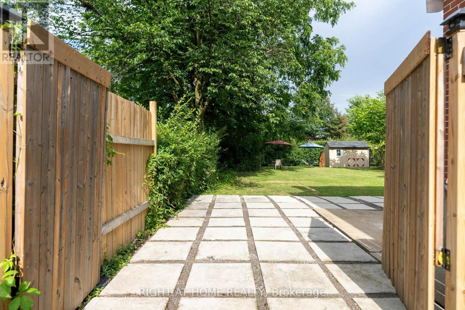 












105 GLENRIDGE AVENUE

,
St. Catharines (Old Glenridge),




Ontario
L2R4X5

