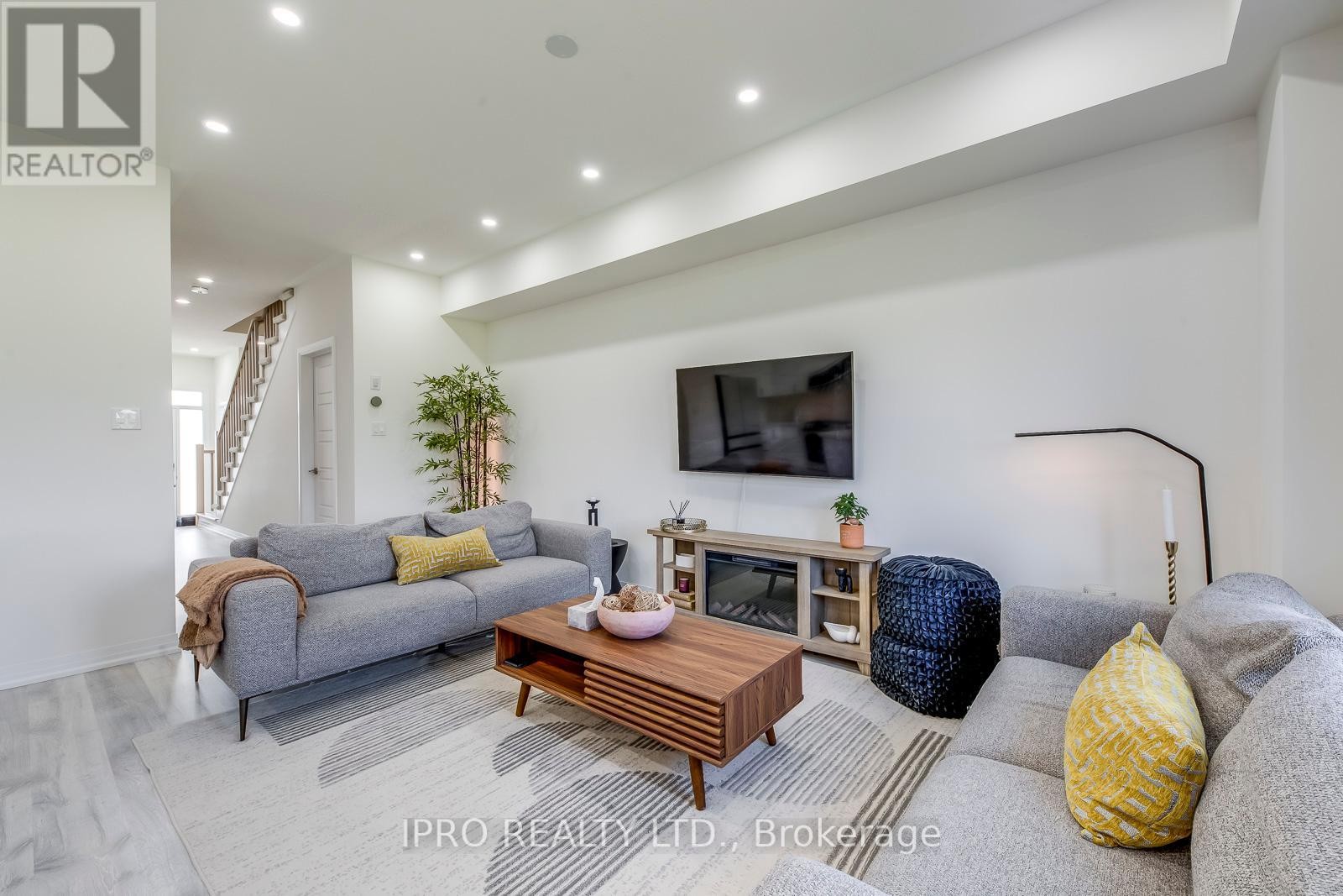 












43 GEORGE BRIER DRIVE W

,
Brant (Paris),




Ontario
N3L0L8

