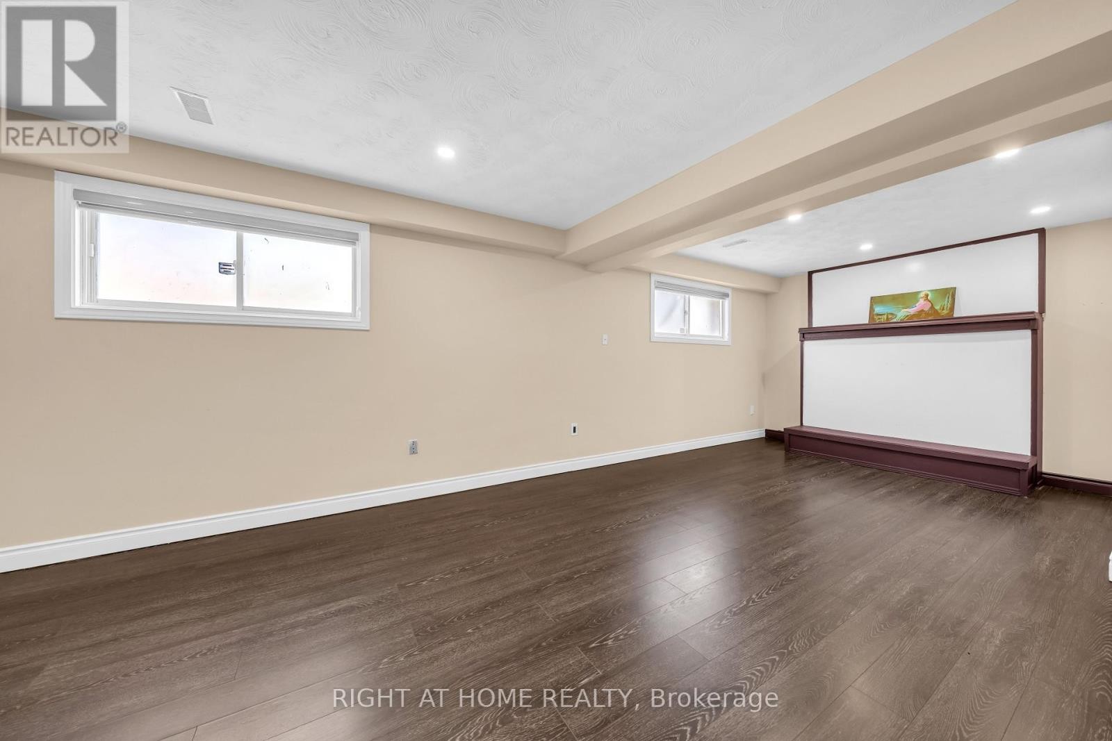 












7651 SWAN STREET

,
Niagara Falls (Ascot),




Ontario
L2H2R1

