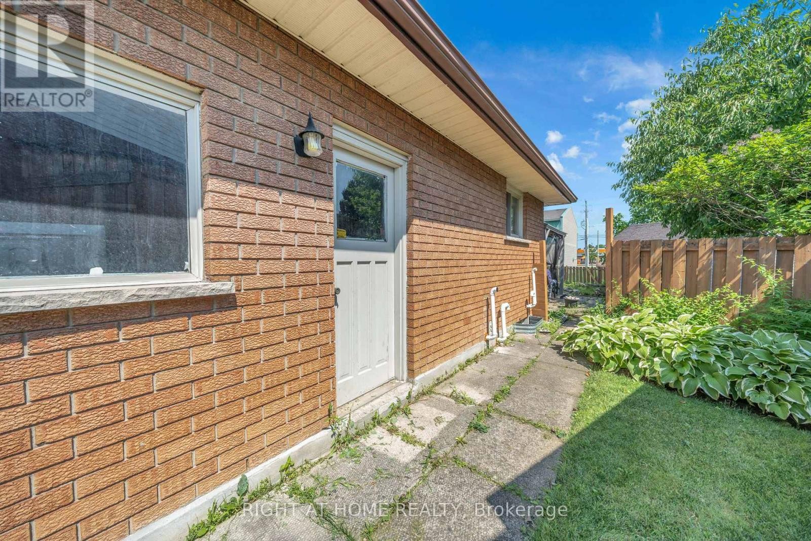 












7651 SWAN STREET

,
Niagara Falls (Ascot),




Ontario
L2H2R1

