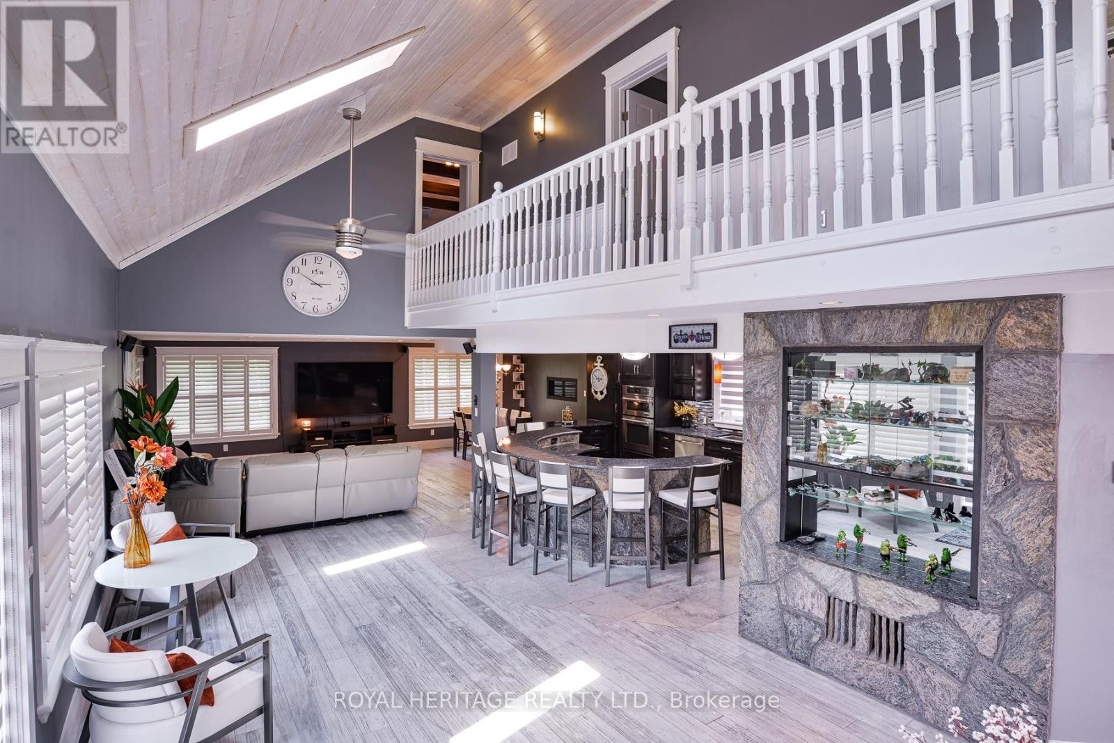 












120 HUTCHESON BEACH ROAD

,
Huntsville (Chaffey),




Ontario
P1H1N4

