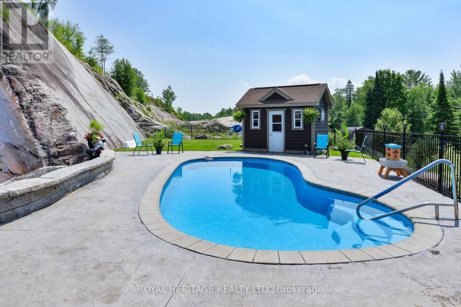 












120 HUTCHESON BEACH ROAD

,
Huntsville (Chaffey),




Ontario
P1H1N4

