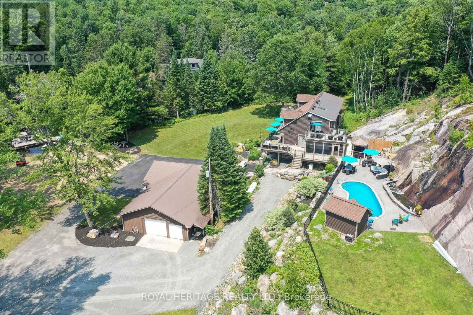 












120 HUTCHESON BEACH ROAD

,
Huntsville (Chaffey),




Ontario
P1H1N4

