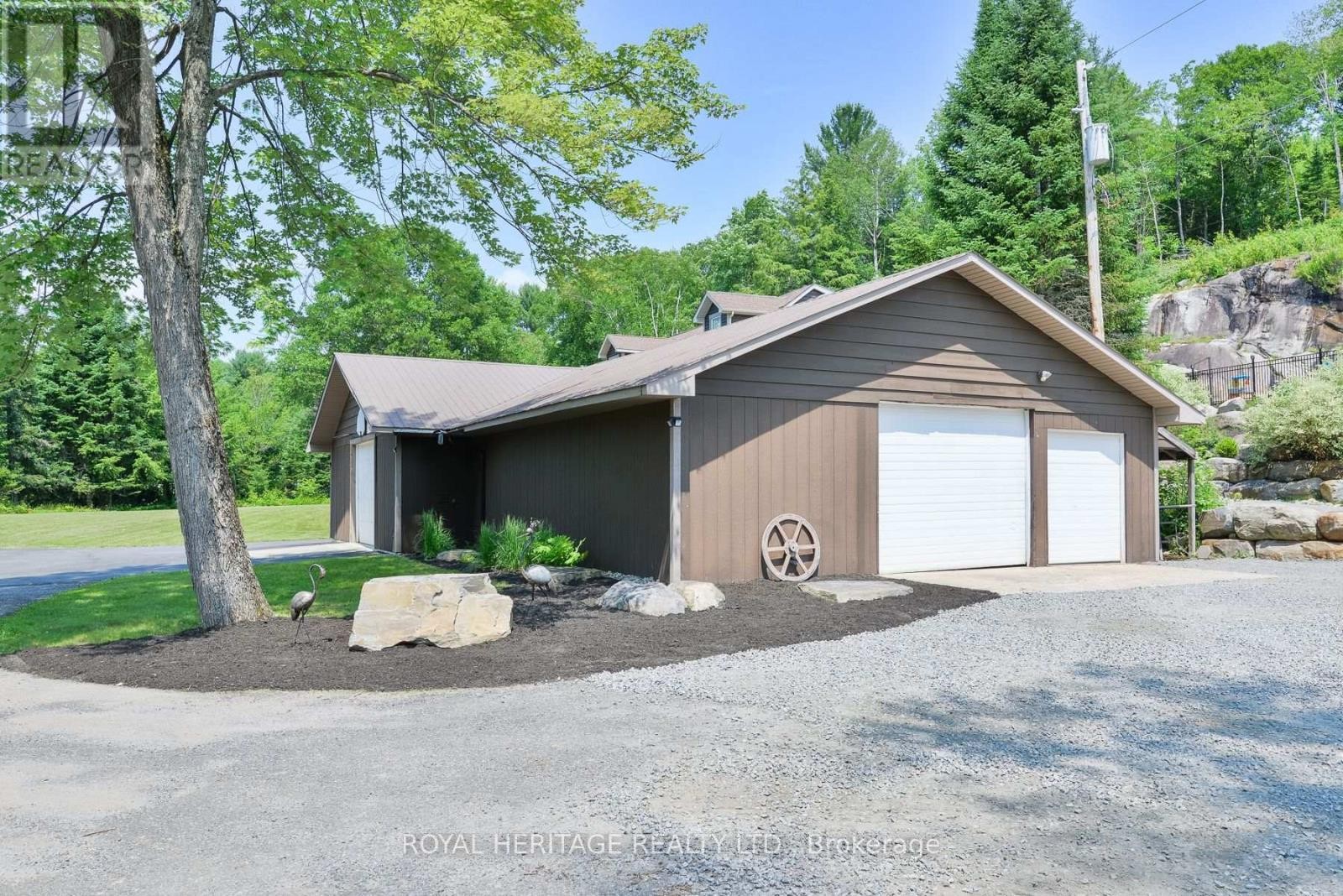 












120 HUTCHESON BEACH ROAD

,
Huntsville (Chaffey),




Ontario
P1H1N4

