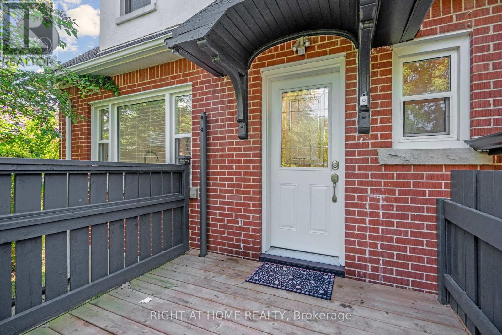 












LOWER - 105 GLENRIDGE AVENUE

,
St. Catharines (Old Glenridge),




Ontario
L2R4X5

