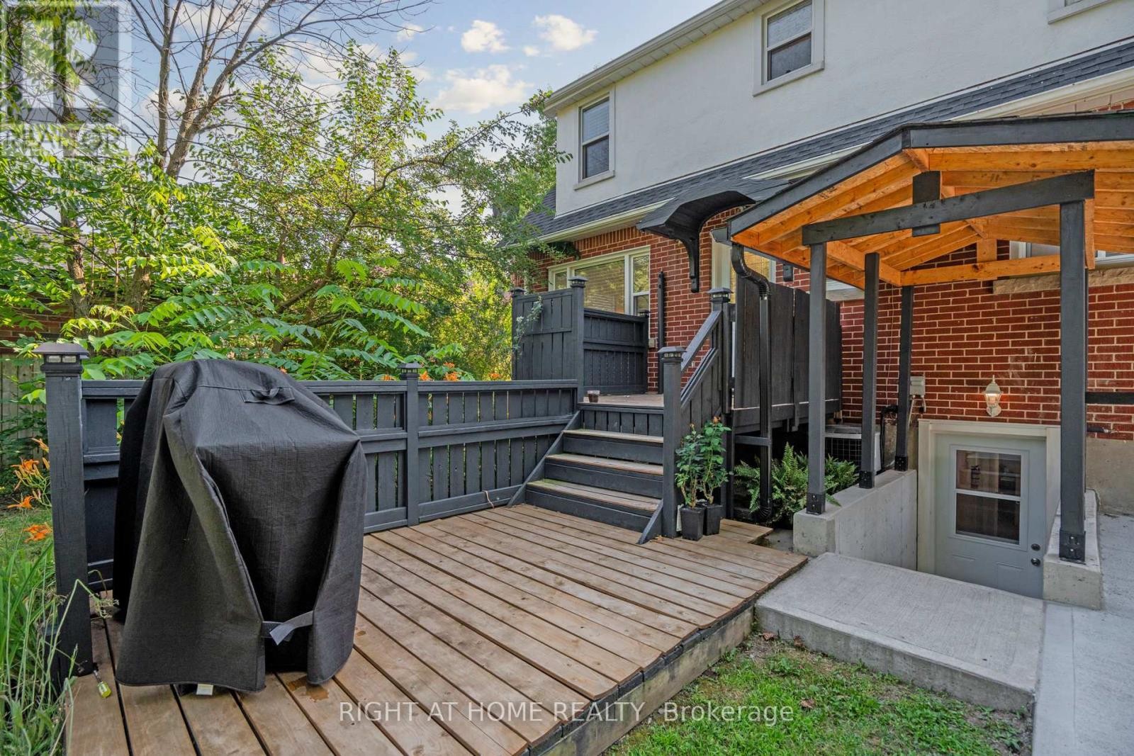 












LOWER - 105 GLENRIDGE AVENUE

,
St. Catharines (Old Glenridge),




Ontario
L2R4X5

