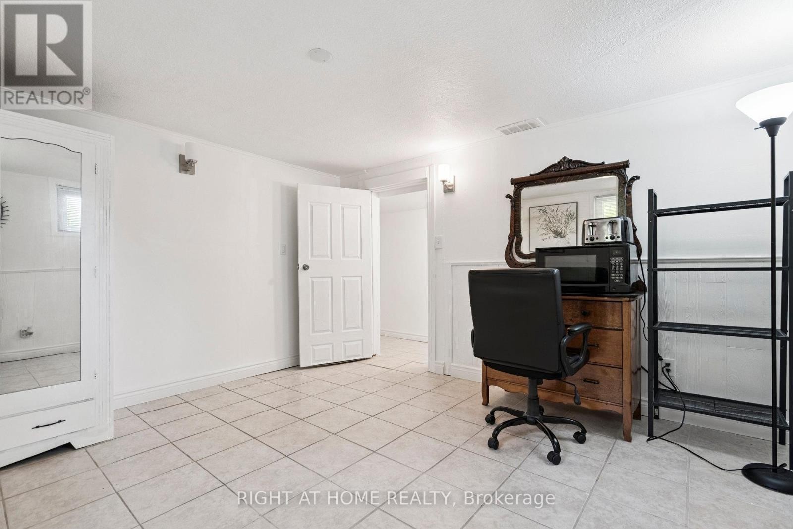 












LOWER - 105 GLENRIDGE AVENUE

,
St. Catharines (Old Glenridge),




Ontario
L2R4X5

