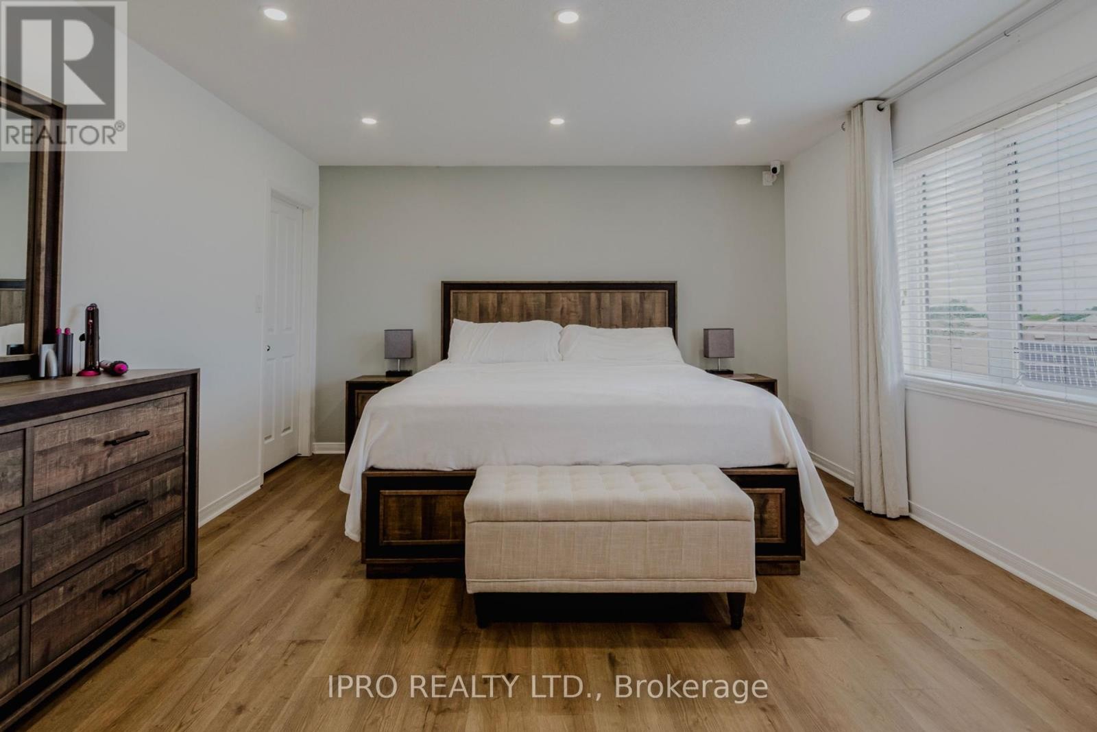 












12 BANKFIELD CRESCENT

,
Hamilton (Stoney Creek Mountain),




Ontario
L8J0B9

