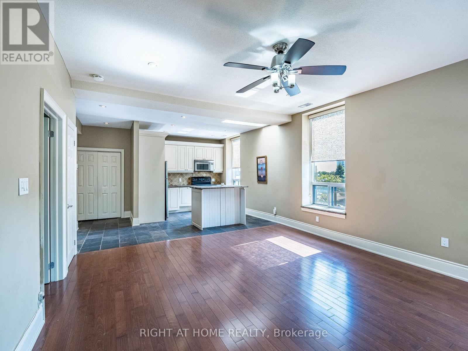 












302 - 283 KING STREET

,
Hamilton (Beasley),




Ontario
L8N1B9

