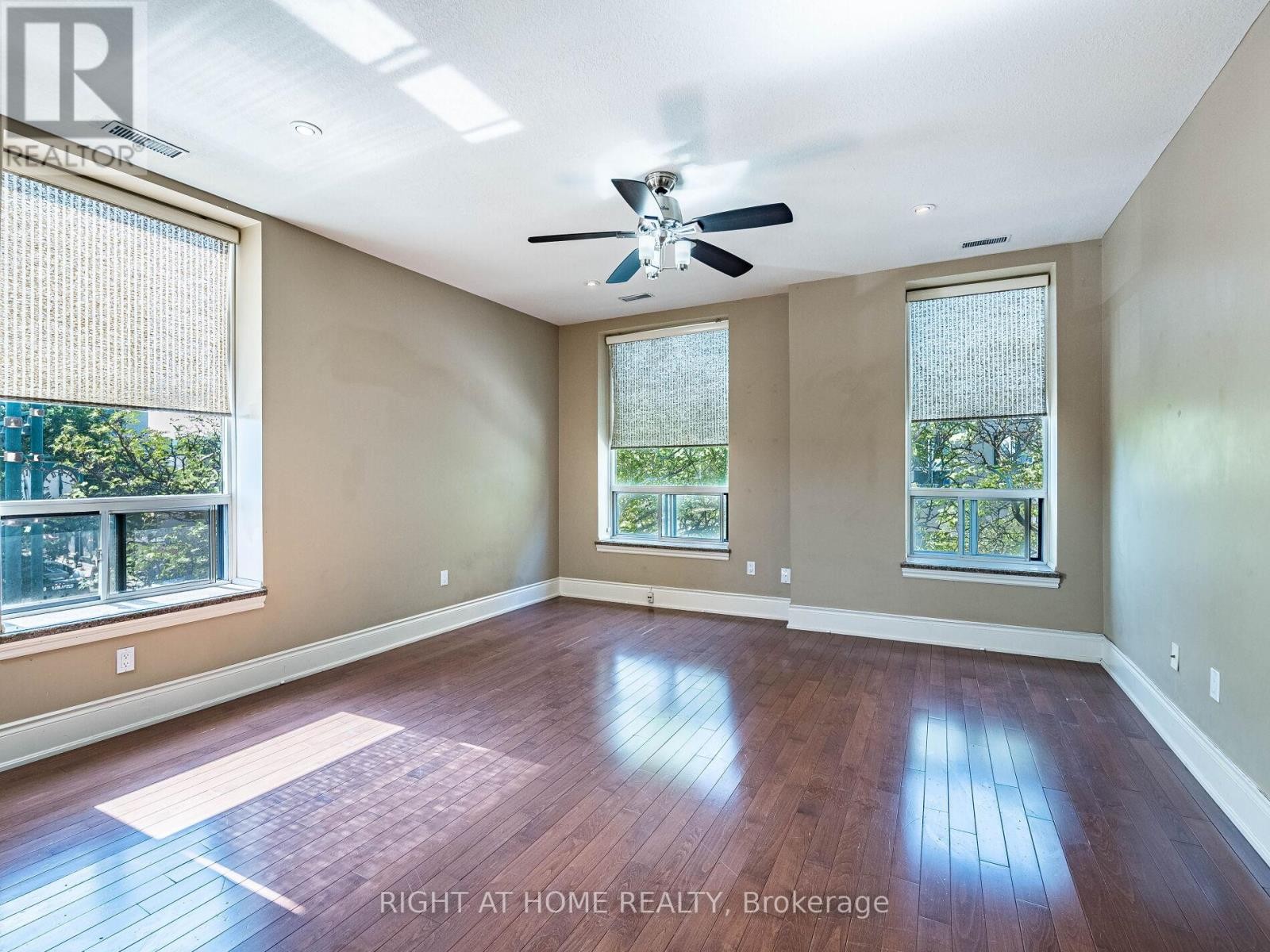 












302 - 283 KING STREET

,
Hamilton (Beasley),




Ontario
L8N1B9

