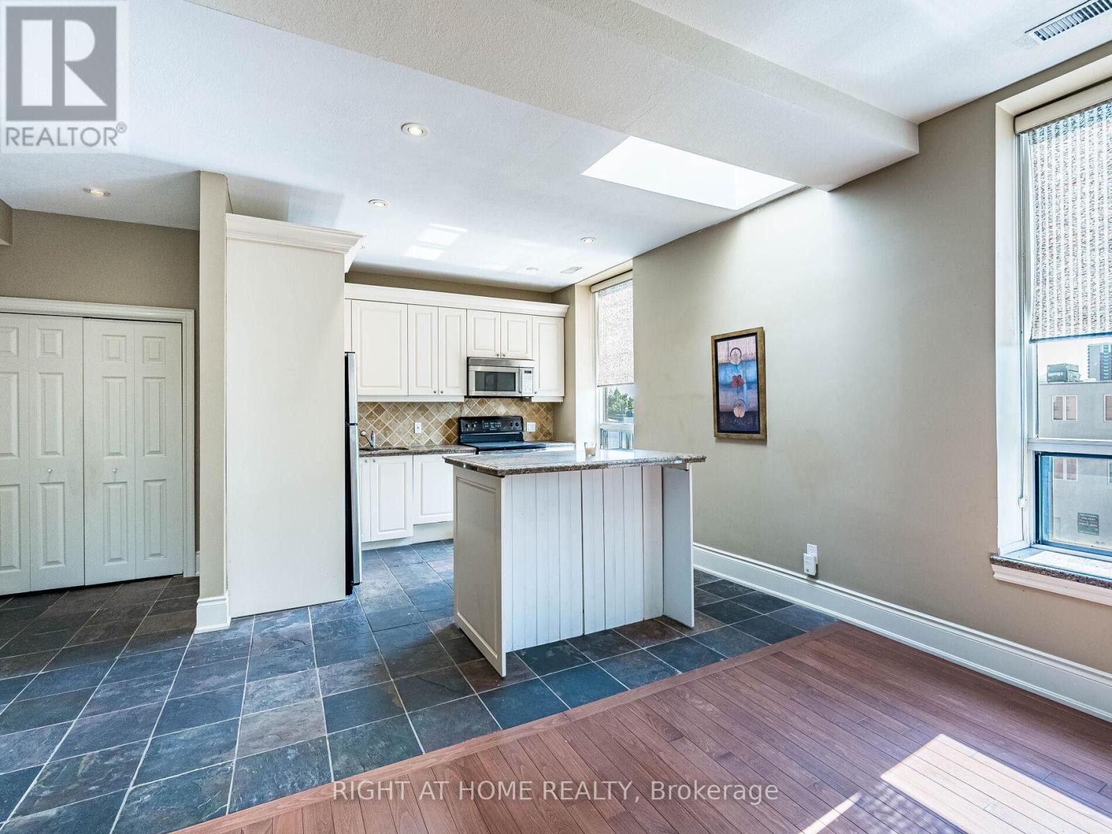 












302 - 283 KING STREET

,
Hamilton (Beasley),




Ontario
L8N1B9

