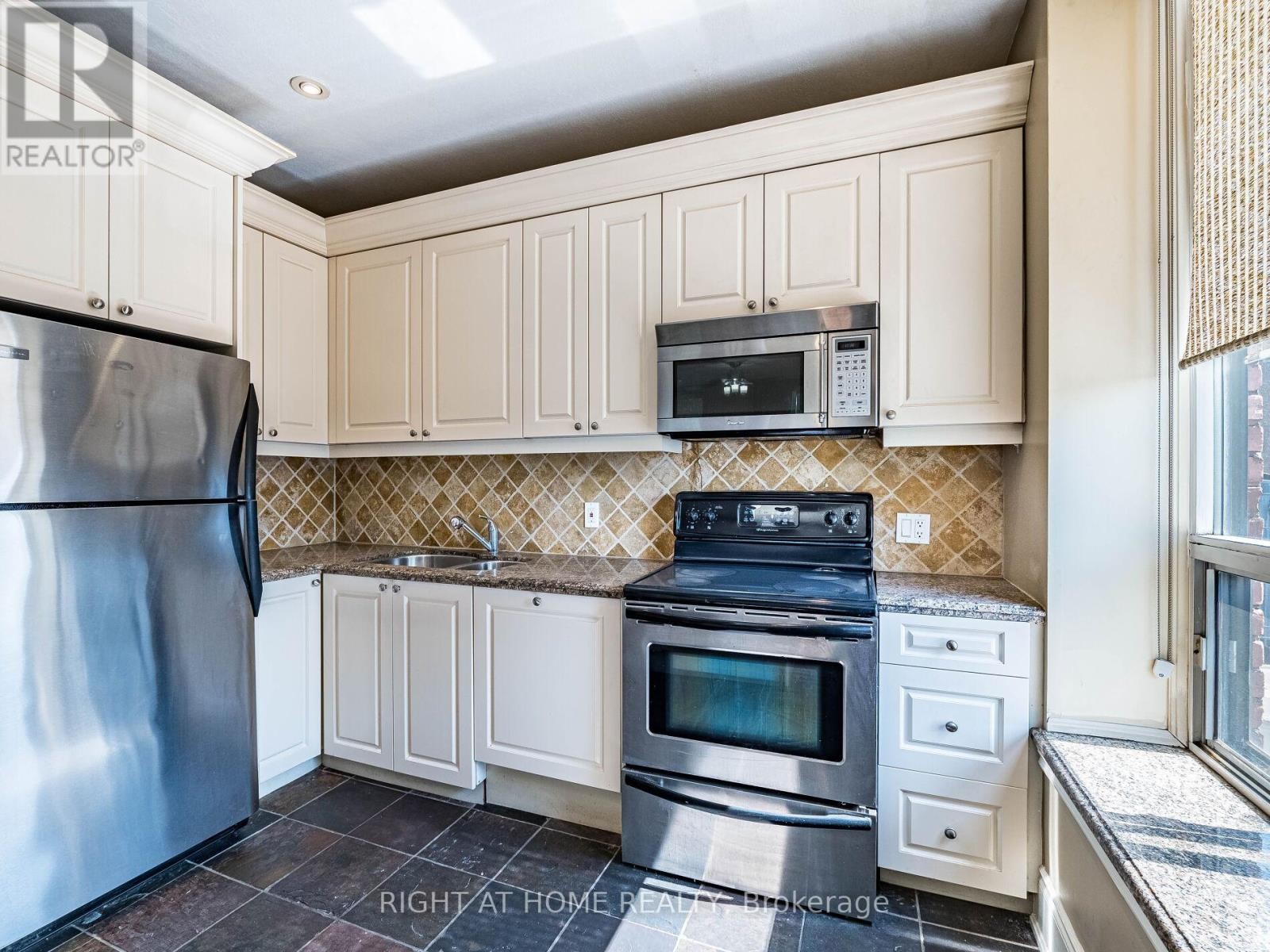 












302 - 283 KING STREET

,
Hamilton (Beasley),




Ontario
L8N1B9

