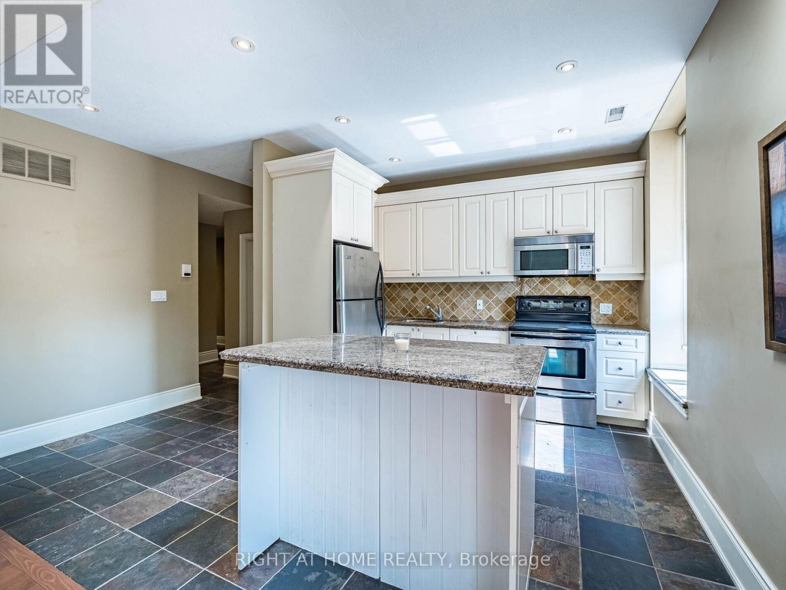 












302 - 283 KING STREET

,
Hamilton (Beasley),




Ontario
L8N1B9


