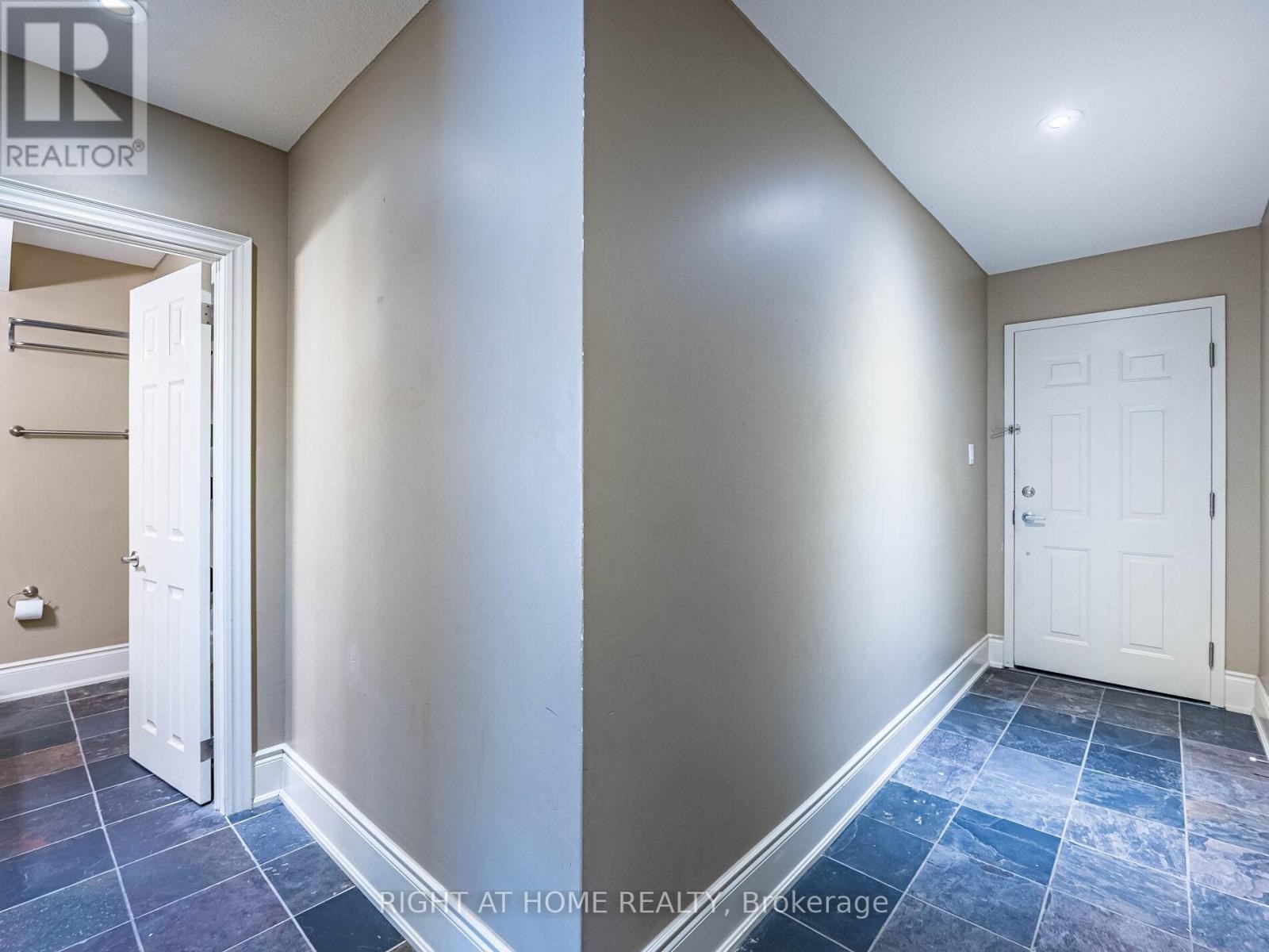 












302 - 283 KING STREET

,
Hamilton (Beasley),




Ontario
L8N1B9


