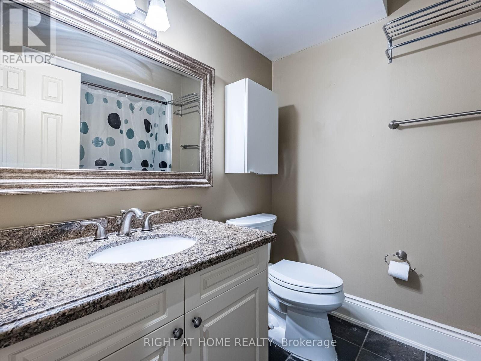 












302 - 283 KING STREET

,
Hamilton (Beasley),




Ontario
L8N1B9

