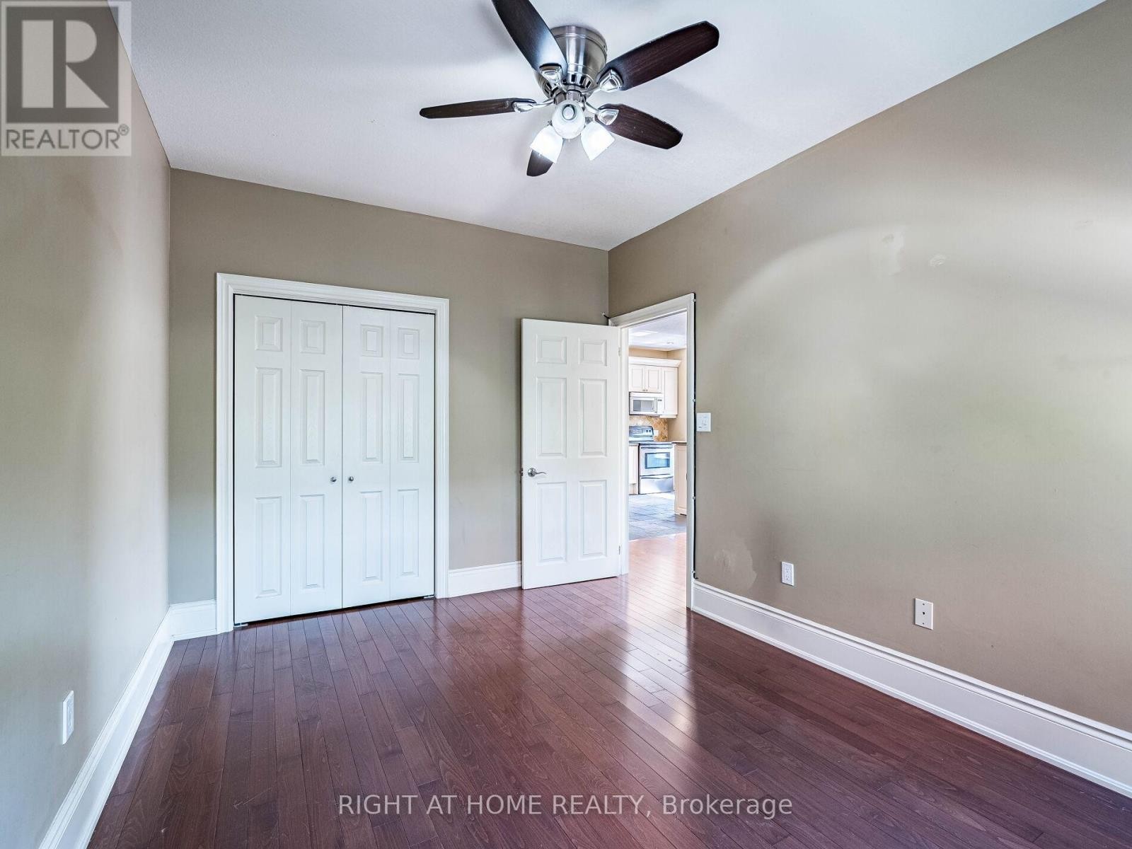 












302 - 283 KING STREET

,
Hamilton (Beasley),




Ontario
L8N1B9

