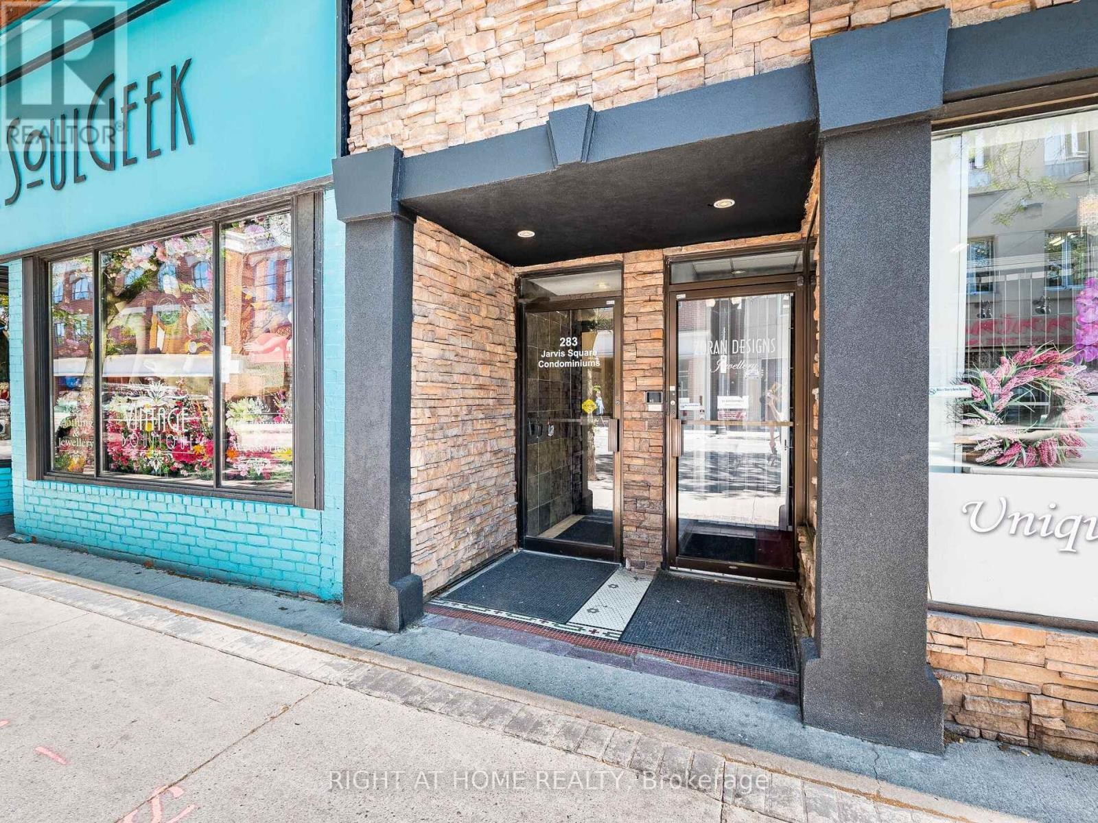 












302 - 283 KING STREET

,
Hamilton (Beasley),




Ontario
L8N1B9

