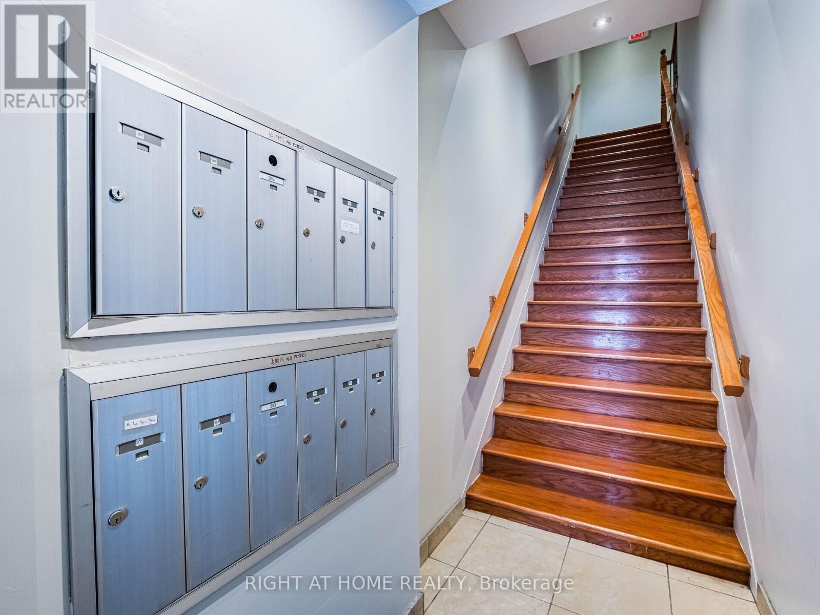 












302 - 283 KING STREET

,
Hamilton (Beasley),




Ontario
L8N1B9

