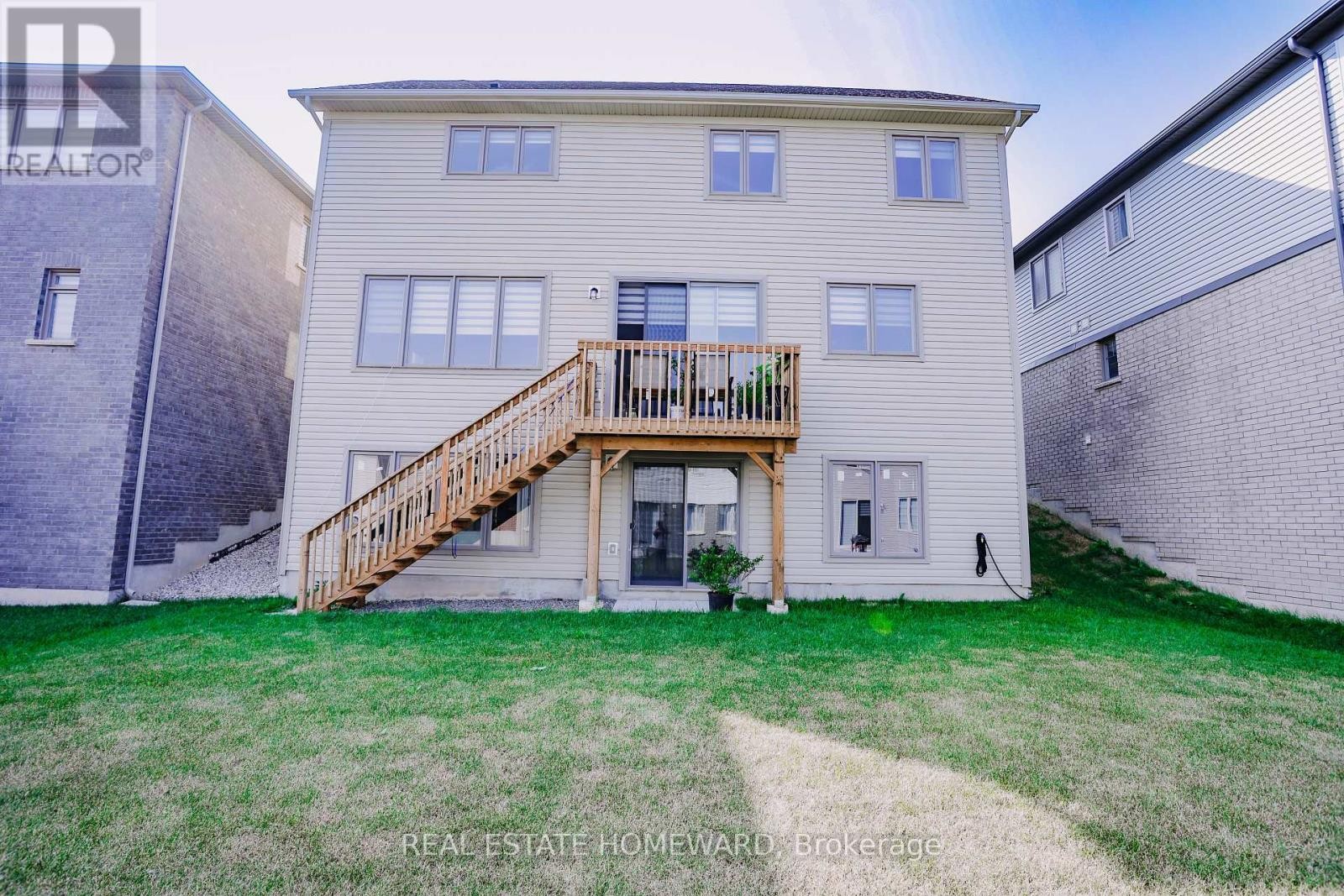 












111 REA DRIVE

,
Centre Wellington (Fergus),




Ontario
N1M2W3

