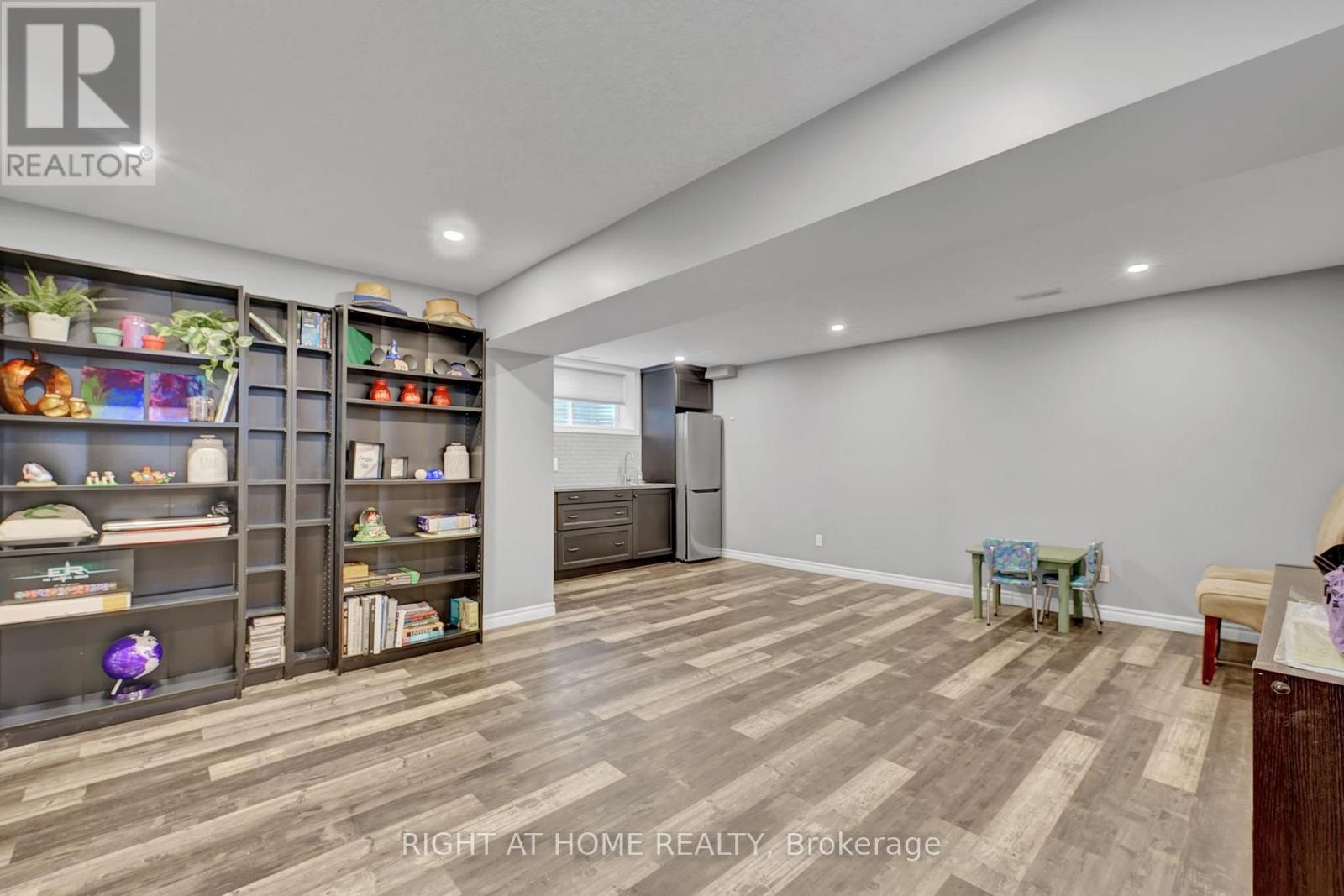 












211 HARDCASTLE DRIVE

,
Cambridge,




Ontario
N1S0A8


