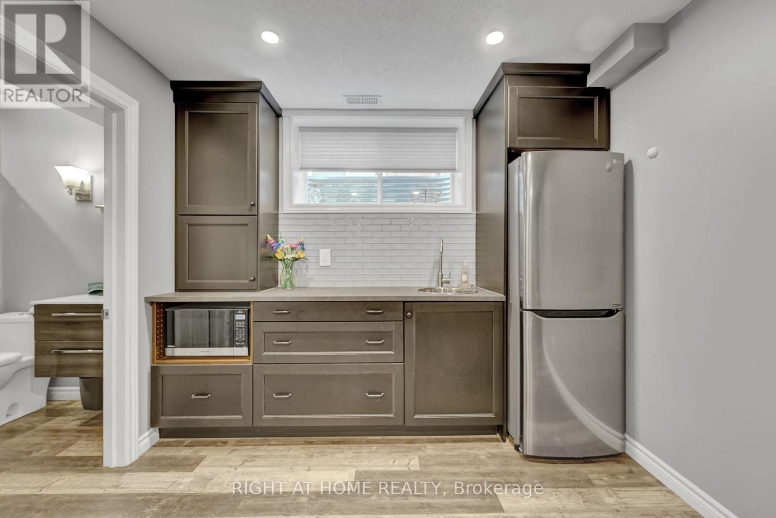 












211 HARDCASTLE DRIVE

,
Cambridge,




Ontario
N1S0A8

