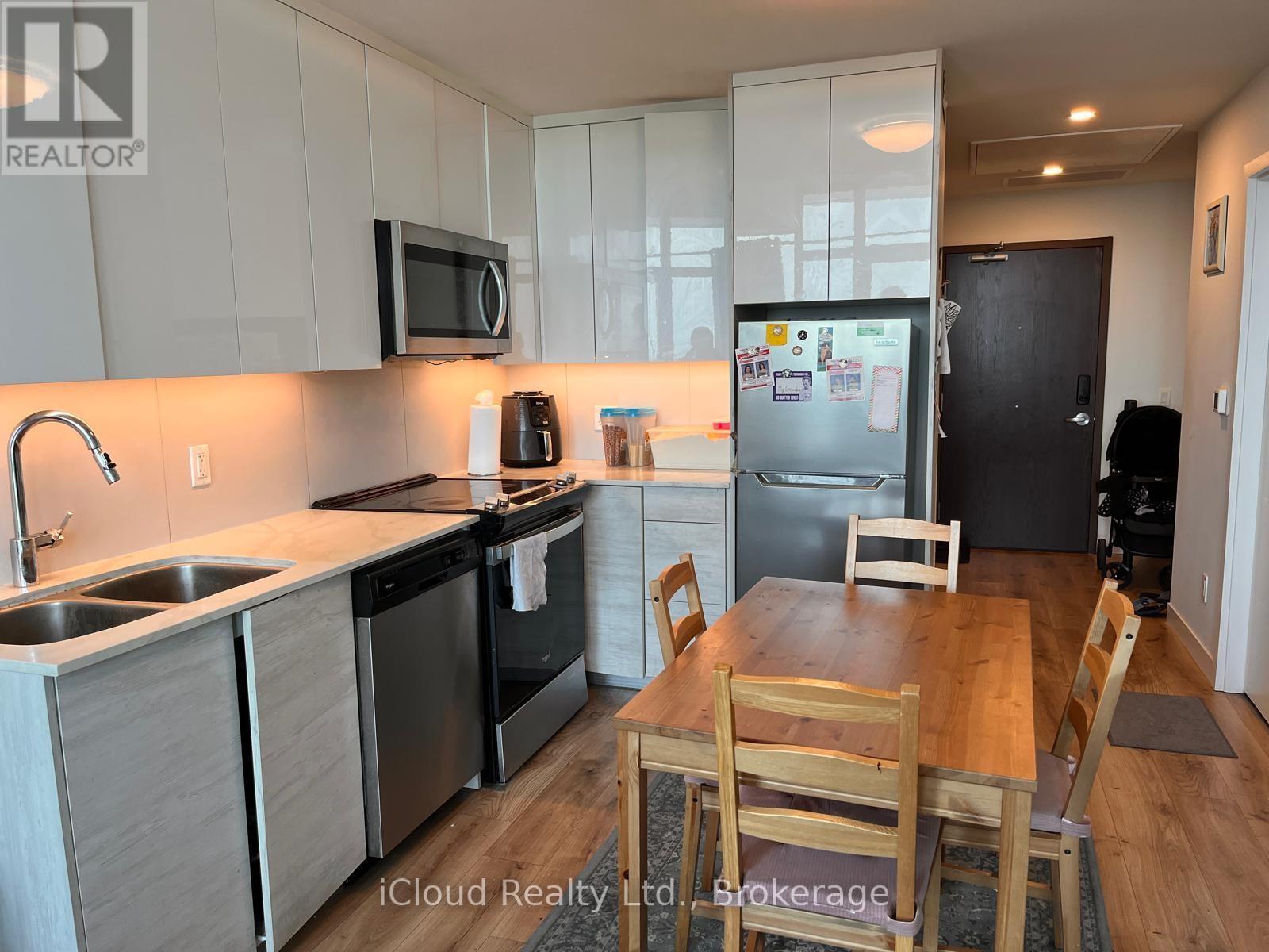 












6 - 60 FREDERICK STREET

,
Kitchener,




Ontario
N2H0C7

