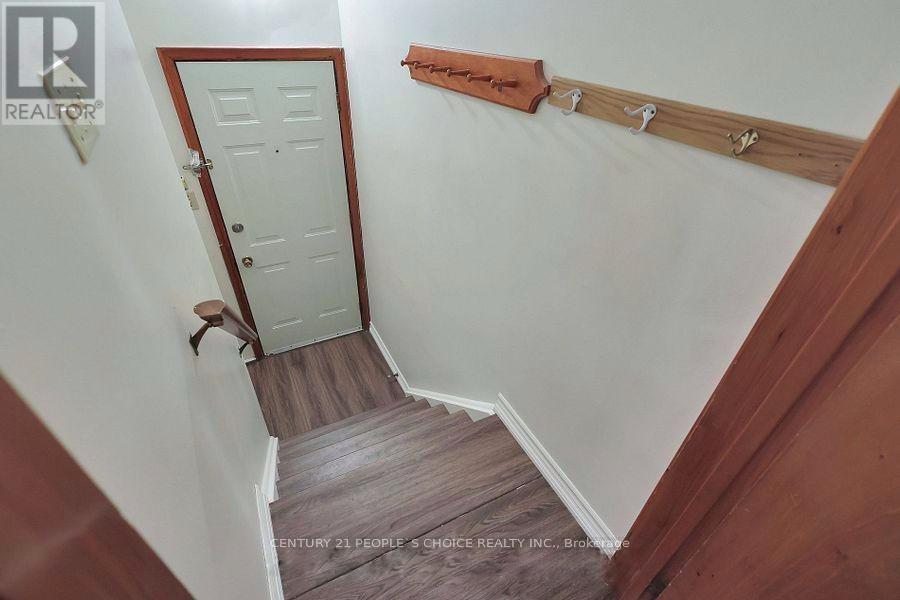 












FURNISHED - 122 RIFLE RANGE ROAD

,
Hamilton (Ainslie Wood),




Ontario
L8S3B6


