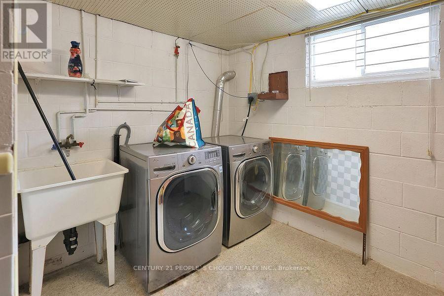 












FURNISHED - 122 RIFLE RANGE ROAD

,
Hamilton (Ainslie Wood),




Ontario
L8S3B6

