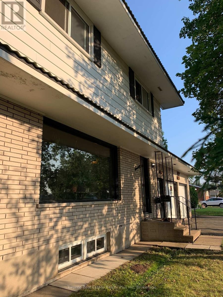 












70 LASALLE CT CRESCENT

,
Sault Ste Marie,




Ontario
P6B4R6

