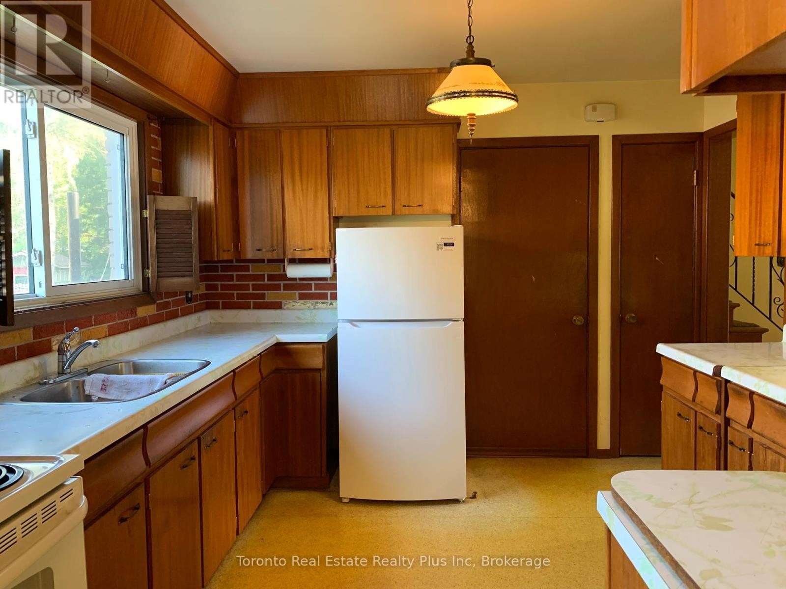 












70 LASALLE CT CRESCENT

,
Sault Ste Marie,




Ontario
P6B4R6

