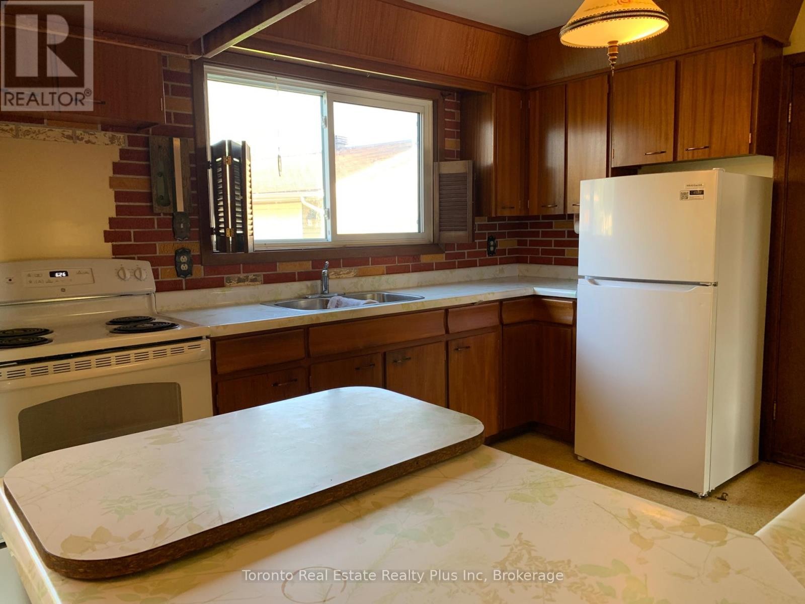 












70 LASALLE CT CRESCENT

,
Sault Ste Marie,




Ontario
P6B4R6

