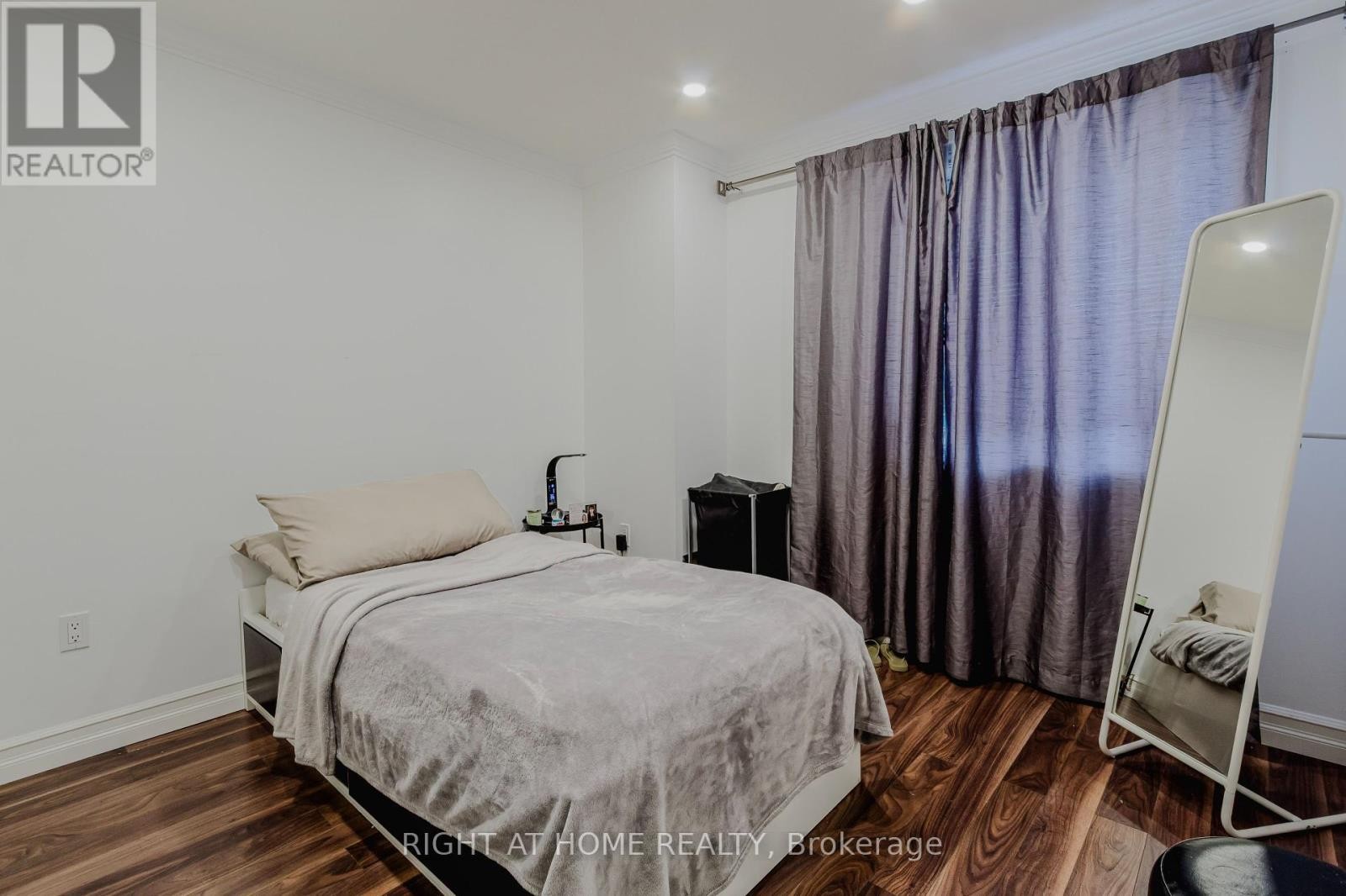 












12 BANKFIELD CRESCENT

,
Hamilton (Stoney Creek Mountain),




Ontario
L8J0B9


