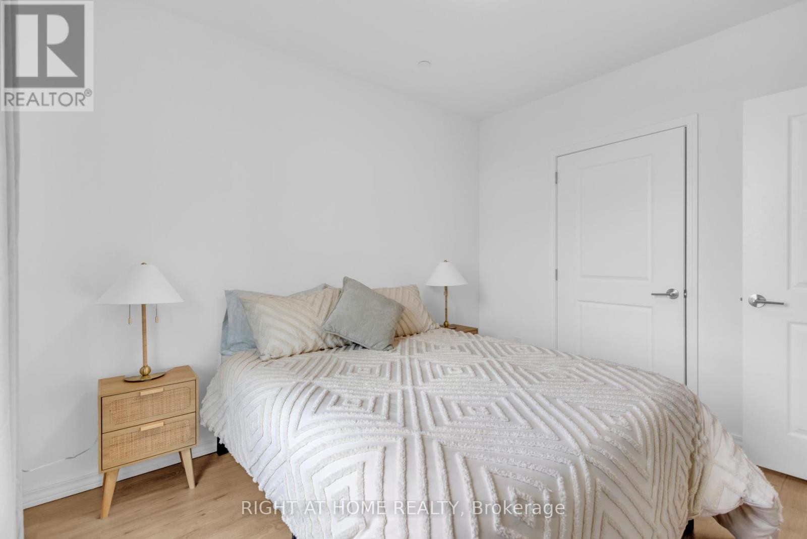 












502C - 191 ELMIRA STREET S

,
Guelph (Willow West/Sugarbush/West Acres),




Ontario
N1K0E5

